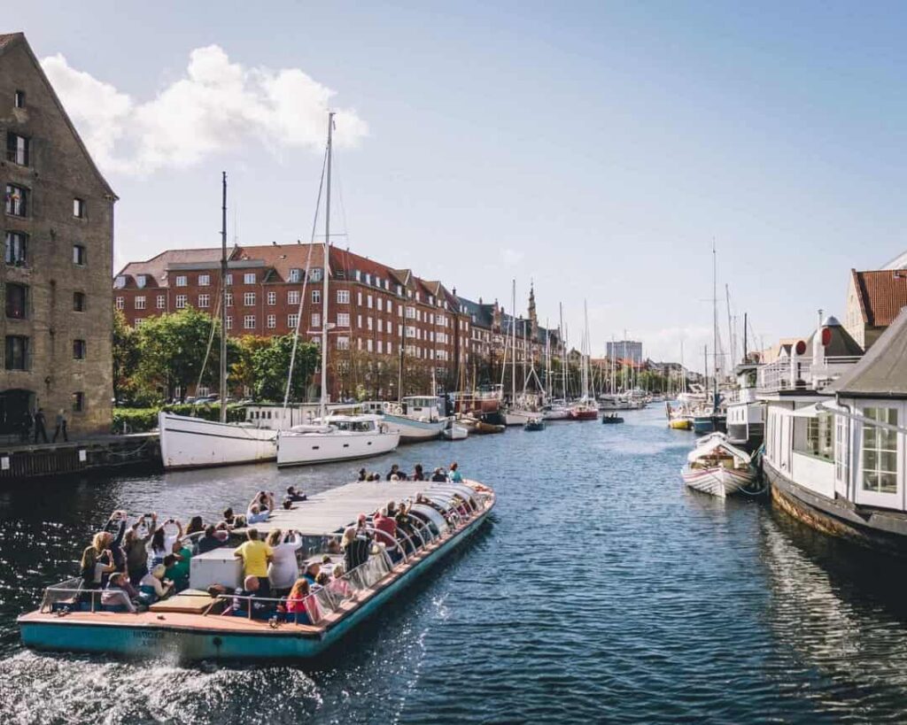 Kanal rundfarten der sejler i en af de Københavnske kanaler