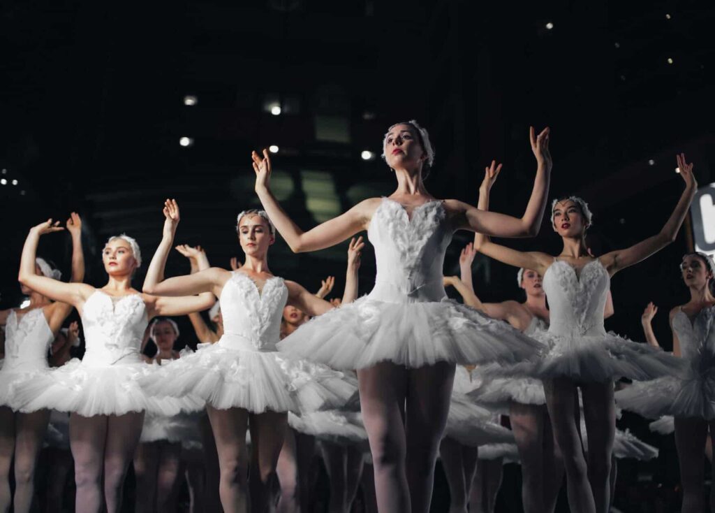 En flok kvindelige balletdansere der er i gang med at danse ballet